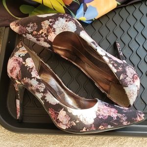 Super fun floral heels- perfect for spring